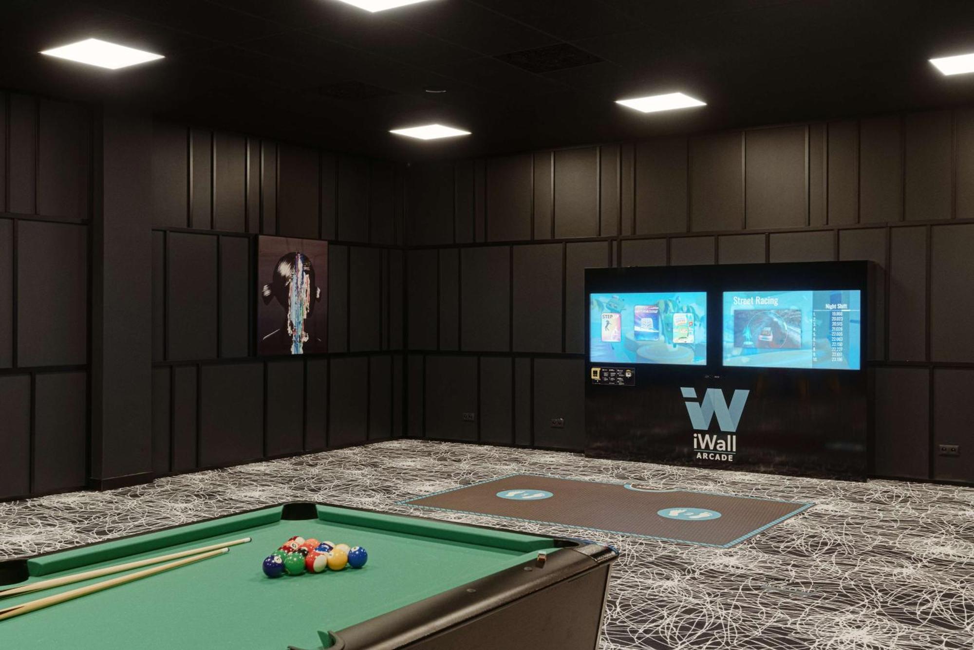 Radisson Blu Resort & Conference Center, Ostroda Mazury ภายนอก รูปภาพ A pool table with a wall mounted TV